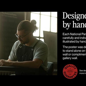 Op de afbeelding: Een persoon tekent een poster van een nationaal park. De poster is ontworpen om alleen aan een muur te hangen of een galeriewand aan te vullen. De tekst op de poster luidt "Designed by hand. Elk nationaal park is zorgvuldig en individueel met de hand ge&iuml;llustreerd. De poster is ontworpen om alleen aan uw muur te hangen of een galeriewand aan te vullen. Kwaliteitsgarantie."