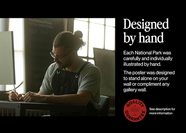 Op de afbeelding: Een persoon tekent een poster van een nationaal park. De poster is ontworpen om alleen aan een muur te hangen of een galeriewand aan te vullen. De tekst op de poster luidt "Designed by hand. Elk nationaal park is zorgvuldig en individueel met de hand ge&iuml;llustreerd. De poster is ontworpen om alleen aan uw muur te hangen of een galeriewand aan te vullen. Kwaliteitsgarantie."