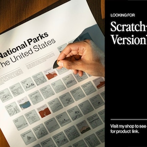 Op de afbeelding: Een poster met de titel "The National Parks of The United States" met een raster van illustraties van verschillende nationale parken. Een hand krast de coating van een van de illustraties af. De tekst "LOOKING FOR Scratch-Off Version?" staat in de rechterbovenhoek. De tekst "Visit my shop to see description for product link." staat in de rechterbenedenhoek.