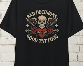 Schlechte Entscheidungen Gute Tattoos T-Shirt, Traditionelles Tattoo Design, Tattoo Künstler Geschenk, Schädel und Rosen Tattoo, Y2K Shirt