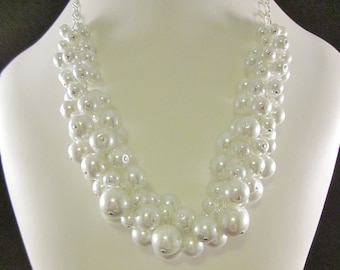 Collana a grappolo di perle in bianco brillante - Grosso, girocollo, bavaglino, collana, matrimonio, sposa, damigella d'onore, ballo di fine anno, realizzato a mano, perle per feste, SRAJD