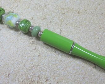 Citron vert plume, Lampwork, perles, stylo à bille, Artisan conçu, un d’une main de genre, SRAJD, fabriqué en verre, OOAK, stylo vert de chaux