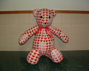 Oso de corazón rojo