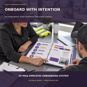 Puede incluir: Una carpeta de sistema de incorporación de empleados de 24 páginas con elementos gráficos, iconos y texto en morado y dorado. La carpeta está abierta sobre un escritorio con un portátil, un portapapeles y un bolígrafo. El texto dice JAGTT LEADERSHIP GROUP ONBOARD WITH INTENTION.