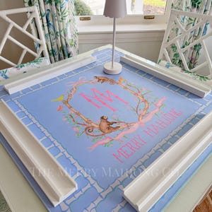 Könnte beinhalten: Ein Set aus drei Keramikbechern mit gesprenkelter, matter Oberfläche. Die Becher sind in Creme-, Hellgrau- und Dunkelgrautönen gehalten. Jeder Becher hat ein schlichtes, minimalistisches Design und einen abgerundeten Henkel.