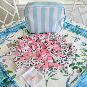 Cabana Pink Mahjong-set – melamine Amerikaanse mahjong met rekken, dobbelstenen en gestreepte tas