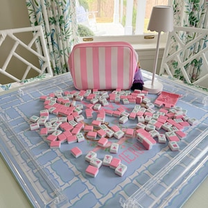 Zestaw do gry w mahjonga Cabana Pink – amerykańskie płytki melaminowe, stojaki i torba w paski – nowa pastelowa paleta!