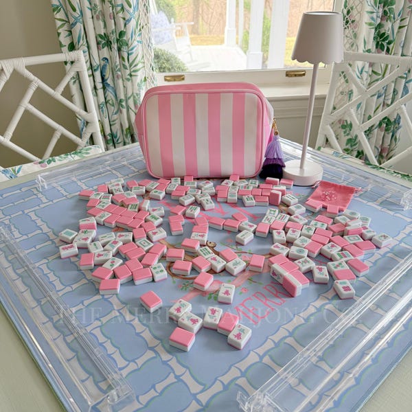 PREVENTA - Juego de Mahjong Cabana Pink – Fichas, soportes y bolsa a rayas de melamina americana - ¡Nueva paleta de colores pastel! Envío en 4-5 semanas.