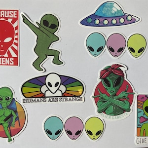 Op de afbeelding: Een verzameling kleurrijke stickers met een alien-thema. Ontwerpen omvatten een groene alien die dabt, een UFO en verschillende aliengezichten in groen, roze en blauw. Sommige stickers hebben tekst: "BECAUSE ALIENS", "HUMANS ARE STRANGE", "ALIEN GANGSTA" en "GIVE ME SPACE".