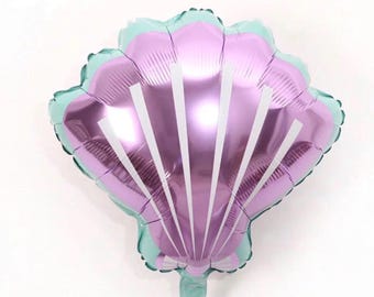 Globo de papel de aluminio con forma de concha marina en colores morado y verde menta.