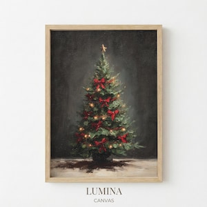 Peut inclure: Impression d'art encadrée d'un sapin de Noël décoré de nœuds rouges et de lumières, surmonté d'une étoile dorée. Le style est vintage et pictural. Le texte "LUMINA CANVAS" est en bas.
