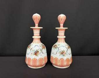 Par de botellas de vidrio opalino pintadas y doradas, época de Napoleón III, siglo XIX.