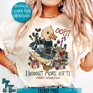 Könnte beinhalten: Cremefarbenes T-Shirt mit einer Cartoon-Ente, die einen Schal und einen Pullover trägt, umgeben von verpackten Geschenken und Stechpalmen. Der Text enthält "OOPS! I BOUGHT MORE GIFTS" und "MERRY GOOSEMAS!" mit zusätzlichen Text- und Designelementen.