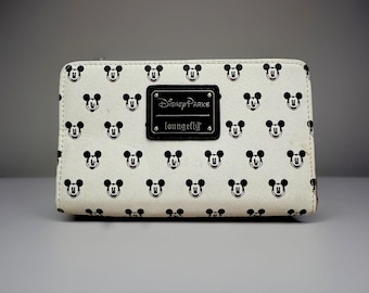 Portefeuille Loungefly Parcs Disney – Impression Mickey Mouse, taille réelle