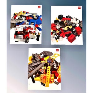 Puede incluir: Tres folletos de instrucciones LEGO blancos con ladrillos de construcción coloridos y minifiguras. Arriba a la izquierda se muestra un camión de bomberos rojo, arriba a la derecha un montón de ladrillos rojos, negros y blancos, y abajo piezas amarillas y grises.