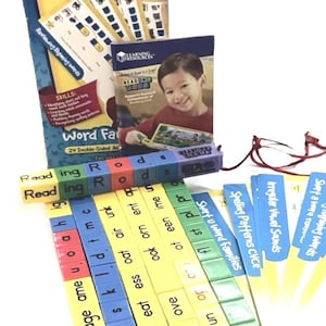 Può includere: Set di lettura educativo per bambini con il testo "READING RODS" sulla scatola. Include blocchi di costruzione di parole colorati, flashcard e un libro. Progettato per aiutare i bambini a imparare a leggere.