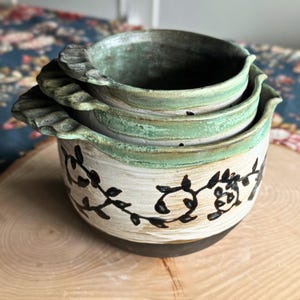 Juego de cuencos de cerámica apilables para mezclar, hechos a mano. Cuencos de preparación para cocina rústica. Regalo ideal para cocineros. Utensilios para servir salsas. Estilo cottagecore.