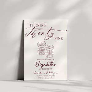 Puede incluir: Una invitaci&oacute;n color crema con texto e ilustraciones en borgo&ntilde;a. El texto dice "Turning Twenty Fine" e incluye detalles para la celebraci&oacute;n del 25 cumplea&ntilde;os de Elizabeth, incluyendo la fecha, hora y lugar. Se ilustran dos copas de c&oacute;ctel.