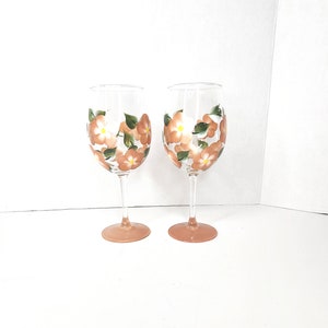 Handgeschilderde wijnglazen met roségouden bloemen, bloemengeschilderd wijnglas, personaliseren