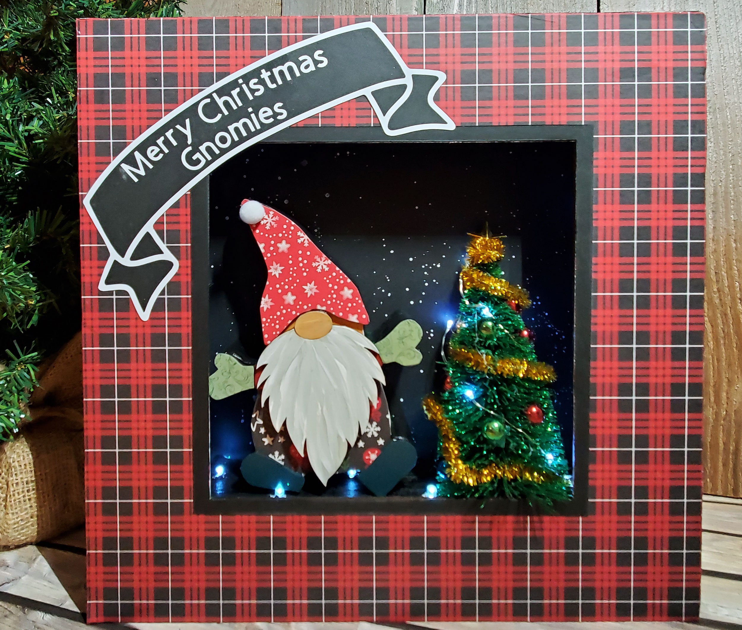 Caja de sombra de madera iluminada colgando con mis gnomias | Etsy