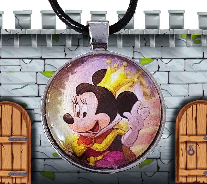 Puede incluir: Colgante redondo plateado con una imagen de dibujos animados de Minnie Mouse con corona y vestimenta real. El colgante cuelga de un cord&oacute;n negro. El fondo es una pared de castillo.