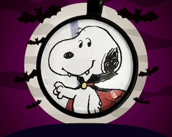 Collar con colgante de Snoopy vampiro de Halloween de Peanuts Comics