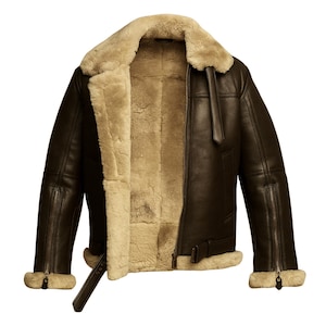Op de afbeelding: Een donkerbruine leren jas met een beige schapenvacht voering en kraag. De jas heeft een ritssluiting, twee zijzakken en een riem in de taille. De manchetten hebben ook ritsen. Warme en stijlvolle bovenkleding.