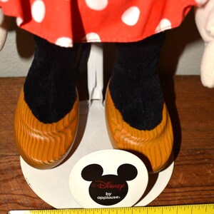 Muñeca Minnie Mouse vintage de 17" de Disney by Applause, de madera, con soporte y etiqueta. imagen 8