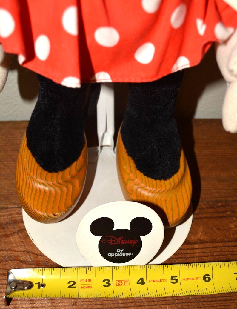 Muñeca Minnie Mouse vintage de 17" de Disney by Applause, de madera, con soporte y etiqueta. imagen 8