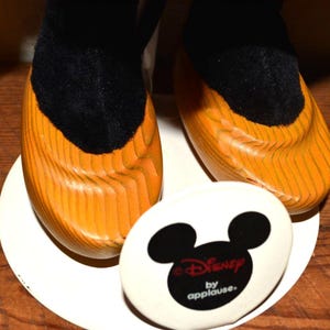 Muñeca Minnie Mouse vintage de 17" de Disney by Applause, de madera, con soporte y etiqueta. imagen 4