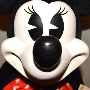 Muñeca Minnie Mouse vintage de 17" de Disney by Applause, de madera, con soporte y etiqueta. imagen 1