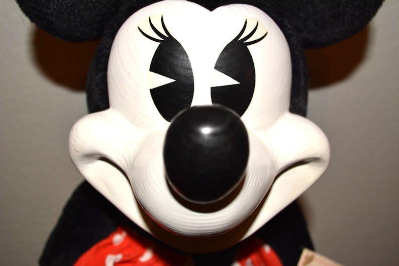 Muñeca Minnie Mouse vintage de 17" de Disney by Applause, de madera, con soporte y etiqueta. imagen 1