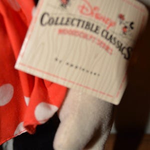 Muñeca Minnie Mouse vintage de 17" de Disney by Applause, de madera, con soporte y etiqueta. imagen 3