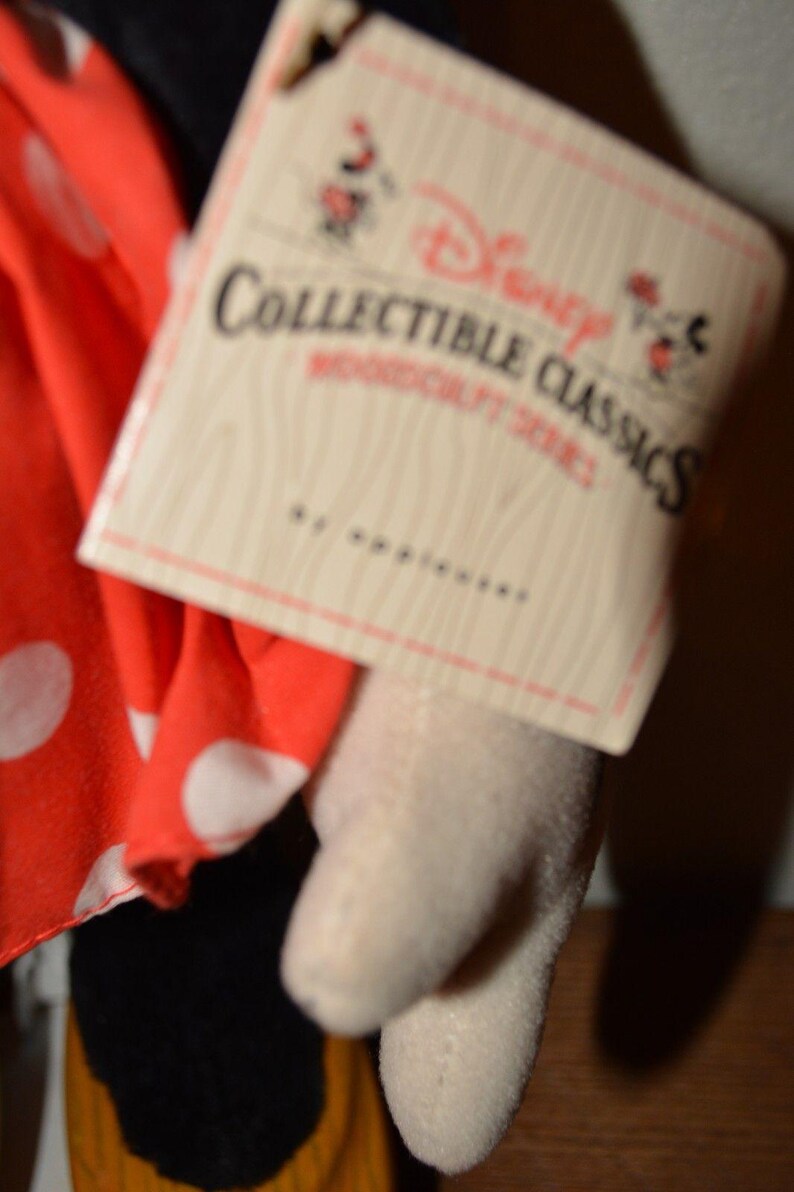 Muñeca Minnie Mouse vintage de 17" de Disney by Applause, de madera, con soporte y etiqueta. imagen 3