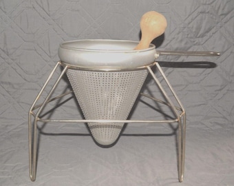 Colador cónico de aluminio vintage para molinillo de alimentos con soporte y mortero de madera para salsas