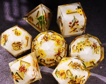 Bee DnD Dice Set for Role Playing Games, Resin Unique Dungeons and Dragons Dice Set for Gifts, Cute D and D Dice Set
