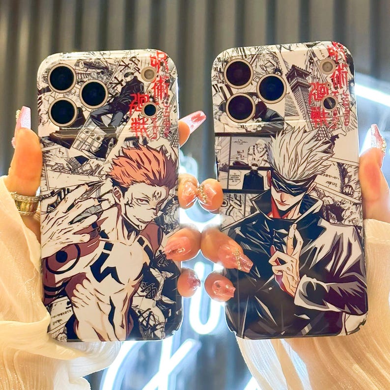 Op de afbeelding: Twee telefoonhoesjes met anime-personages. E&eacute;n hoesje toont een personage met rood haar en tatoeages, de andere toont een personage met wit haar en een blinddoek. Beide hoesjes hebben een zwart-witte manga-stijl achtergrond met rode accenten.