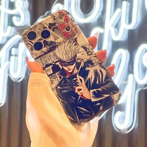 Op de afbeelding: Een telefoonhoesje met een manga-stijl illustratie van een personage met wit haar en een blinddoek. De hoes heeft een zwart-wit stripboekontwerp met rode accenten. De telefoonhoes is ontworpen voor een smartphone.