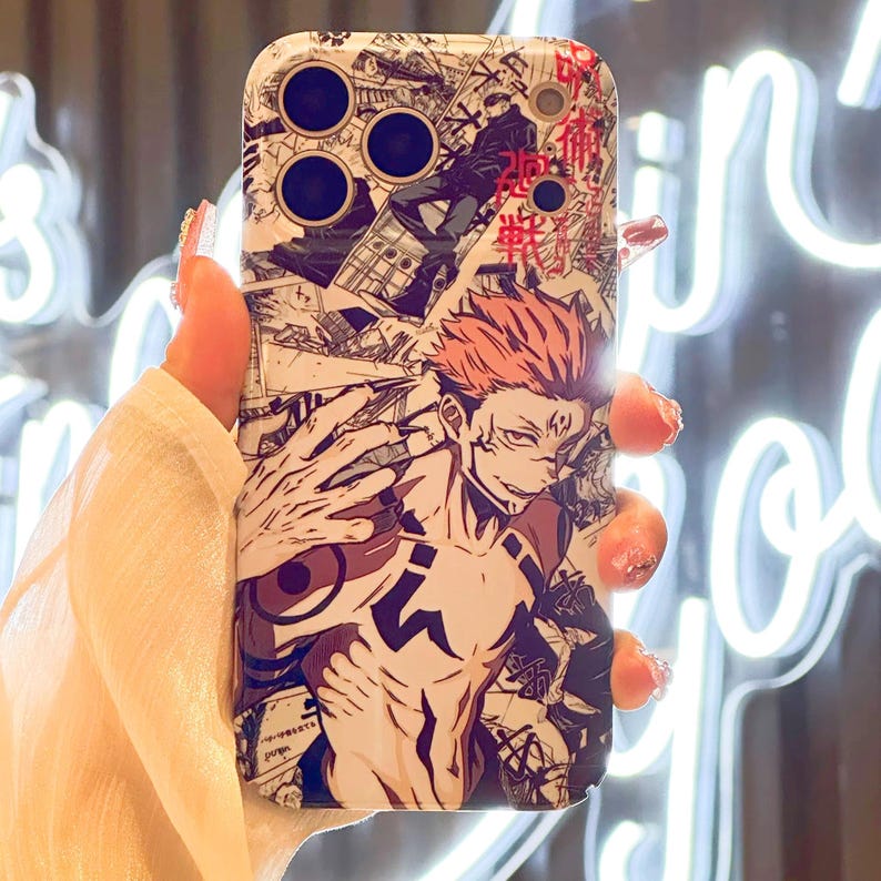 Op de afbeelding: Een witte telefoonhoes met een manga-stijl illustratie van een personage met rood haar en een gespierd lichaam. Het ontwerp bevat zwart-wit stripboekpanelen en Japanse tekst, wat een dynamische en gedetailleerde esthetiek cre&euml;ert.