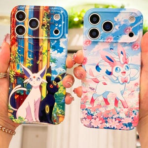 Può includere: Due custodie per telefono con design colorati. Una custodia presenta un personaggio dei cartoni animati bianco e nero con uno sfondo di paesaggio urbano. L'altra ha un personaggio dei cartoni animati con accenti rosa e blu, su uno sfondo floreale e cielo.