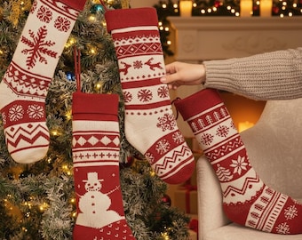Medias navideñas de punto rojo nórdico de 46 cm: decoración navideña con copos de nieve escandinavos para repisas.