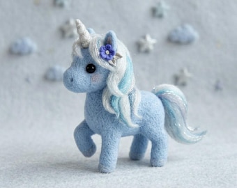 Figura de unicornio de fieltro de aguja / Animal de lana en tonos pastel, decoración infantil original