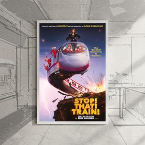 Puede incluir: Un póster de película enmarcado para "Stop That Train!" presenta una escena de accidente de tren con una mujer encima. El póster incluye el texto: "FROM THE DIRECTOR OF HAIRSPRAY AND THE PRODUCERS OF RUPAUL'S DRAG RACE" y "ONLY IN THEATERS THIS SUMMER."