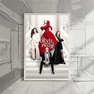 Könnte beinhalten: Ein gerahmtes Poster mit der Besetzung von "Der Teufel trägt Prada 2". Das Bild zeigt fünf Personen auf einer großen Treppe. Der Text "THE DEVIL WEARS PRADA 2" ist deutlich zu sehen. Das Poster befindet sich vor einem neutralen Hintergrund.