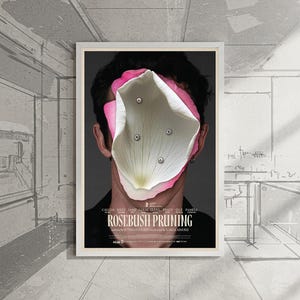 Puede incluir: Un póster enmarcado de la película "Rosebush Pruning" con el rostro de una persona parcialmente oscurecido por un diseño de pétalos de flores blancos y rosas. El póster tiene un marco blanco e incluye el título y los créditos de la película.