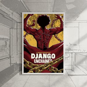 Puede incluir: Un póster enmarcado de la película "Django Unchained" presenta una figura musculosa con cicatrices en la espalda, envuelta en una tela roja y encadenada. El póster tiene un fondo amarillo y el título de la película en negrita.