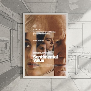 Könnte beinhalten: Ein gerahmtes Filmplakat für "Sentimental Value" mit weißem Rand. Das Plakat zeigt eine Collage von Gesichtern und den Filmtitel. Der Text enthält den Filmtitel, die Besetzung und ein Zitat: "An absolutely breathtaking piece of filmmaking."
