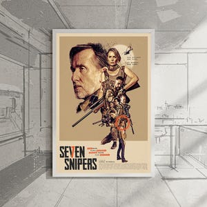Puede incluir: Un póster enmarcado de la película "Seven Snipers" con un fondo beige. El póster presenta un collage de actores y el título de la película en blanco y negro. El póster se muestra en una pared.