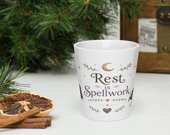 Rest is Spellwork Latte-mok | Gezellige Cottagecore Witchy-koffiekop | Maeve Moonbeam-kunstwerk
