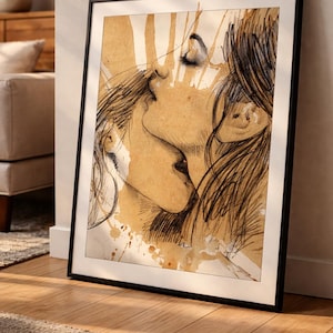 Könnte beinhalten: Ein gerahmter Kunstdruck mit einer Bleistiftskizze von zwei Personen in einer intimen Umarmung. Das Kunstwerk ist in Sepiatönen gehalten, mit sichtbaren Pinselstrichen und Tintenspritzern, die eine Vintage-Ästhetik erzeugen. Der schwarze Rahmen setzt einen modernen Akzent.